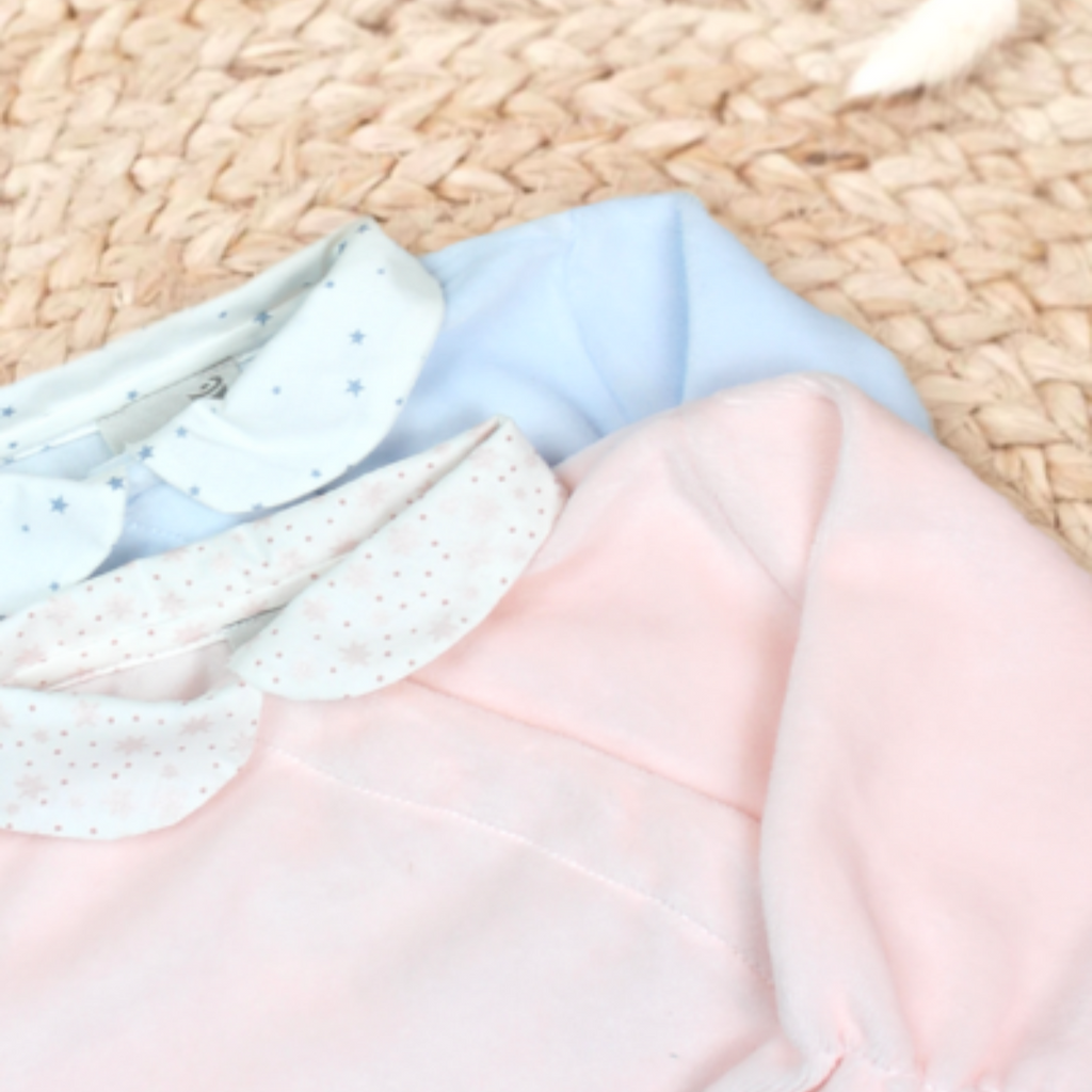 Image d'un pyjama en velours bébé blanc brodé La princesse de sa maman en rose