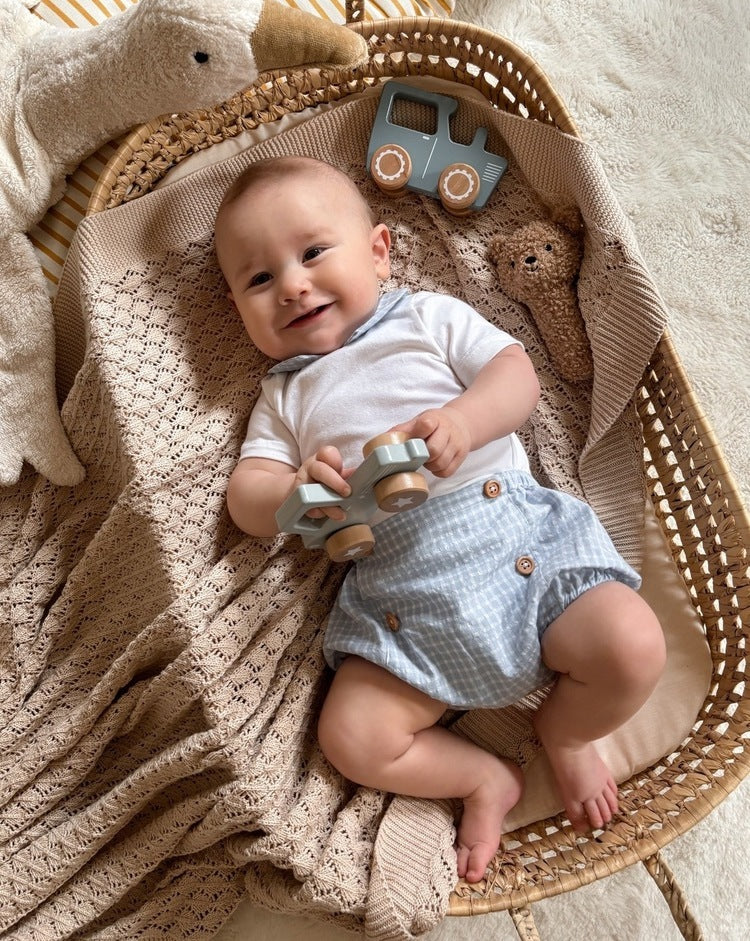 Image du look bébé garçon composé de la chemise à carreaux, de la salopette en velours bleu denim et du gilet col V en laine et cachemire gris perle layette