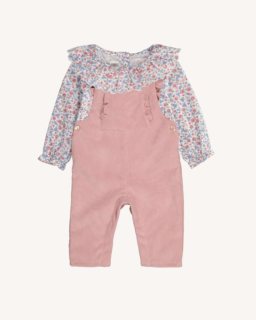 Look pour bébé composé d'une salopette en velours rose et d'une blouse fleurie à col volanté de la marque Bobine Paris.