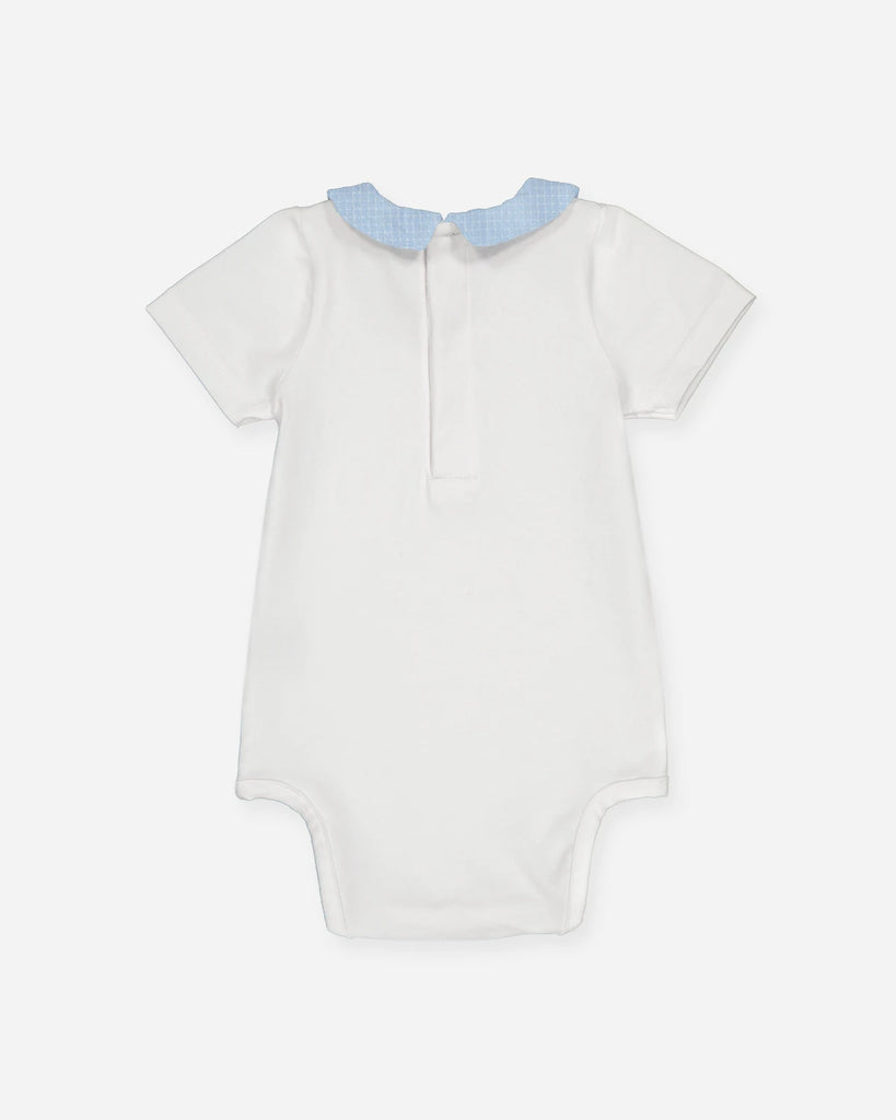 Vue de dos du body blanc à col pointu bleu avec quadrillage blanc pour bébé garçon de la marque Bobine Paris.