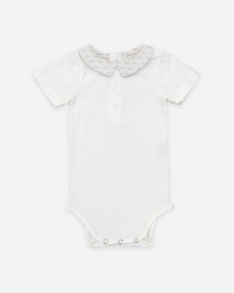 Body bébé blanc à col pointu à imprimé poissons gris de la marque Bobine Paris. 