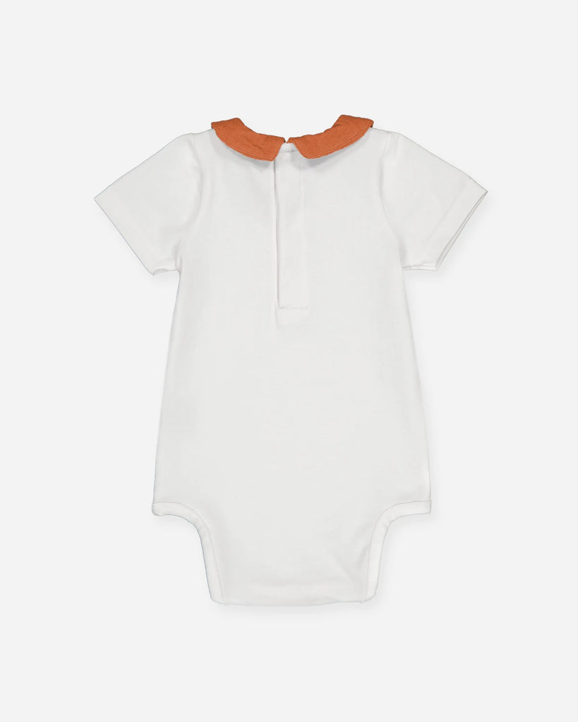 Vue de dos du body blanc à col pointu en gaze de coton couleur argile pour bébé garçon de la marque Bobine Paris.