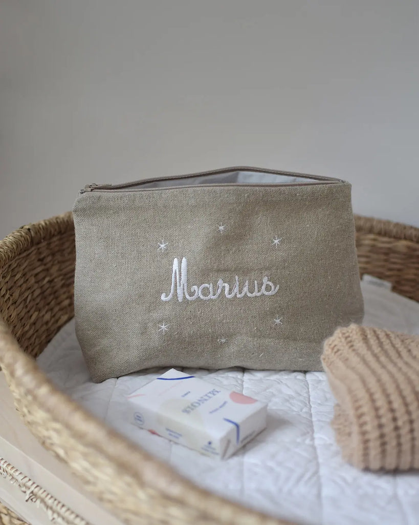 Vue de l'exemple de trousse de toilette pour bébé beige personnalisable de la marque Bobine Paris avec le prénom "Marius".