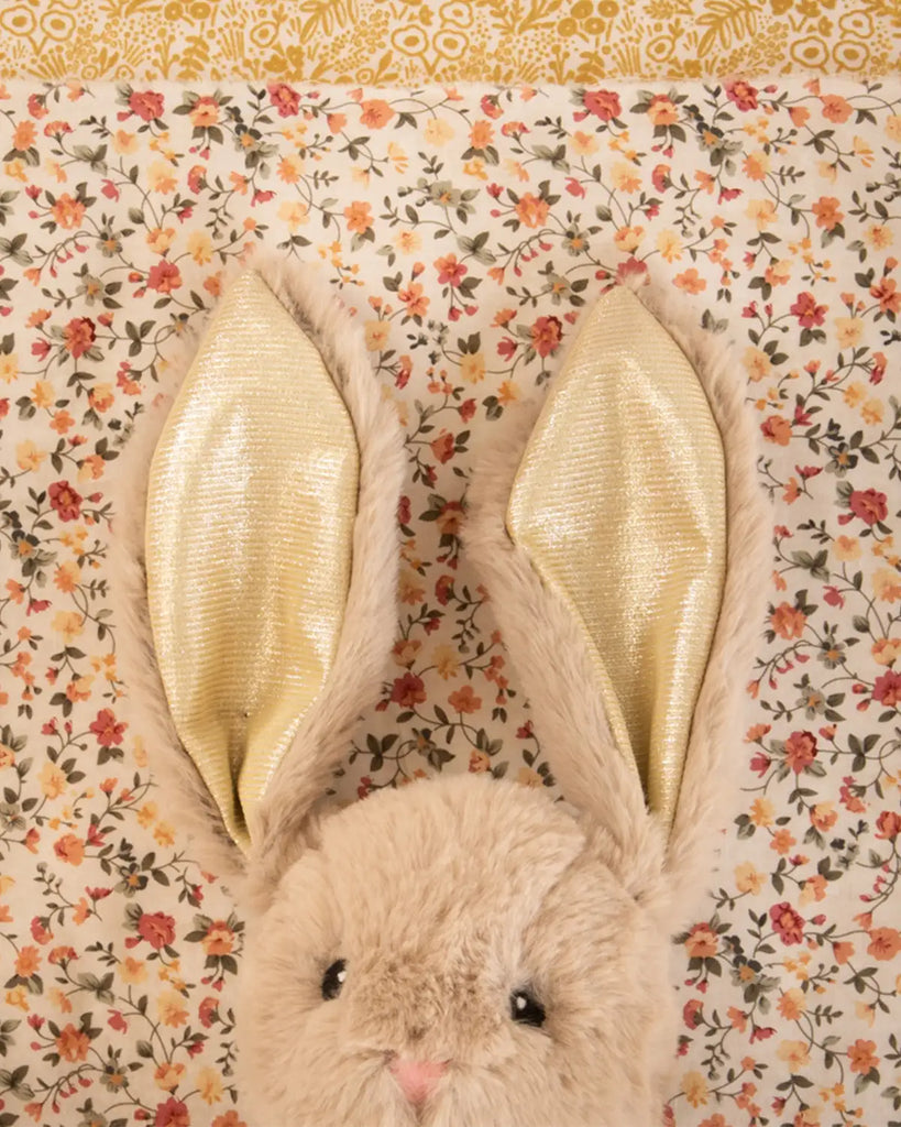 Zoom sur les oreilles de la peluche lapin beige pour bébé de la marque Bobine Paris.