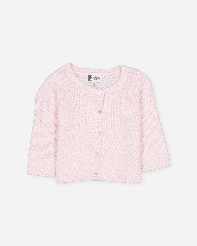 Cardigan pour bébé à col rond en couleur rose blush et en laine et cachemire de la marque Bobine Paris.