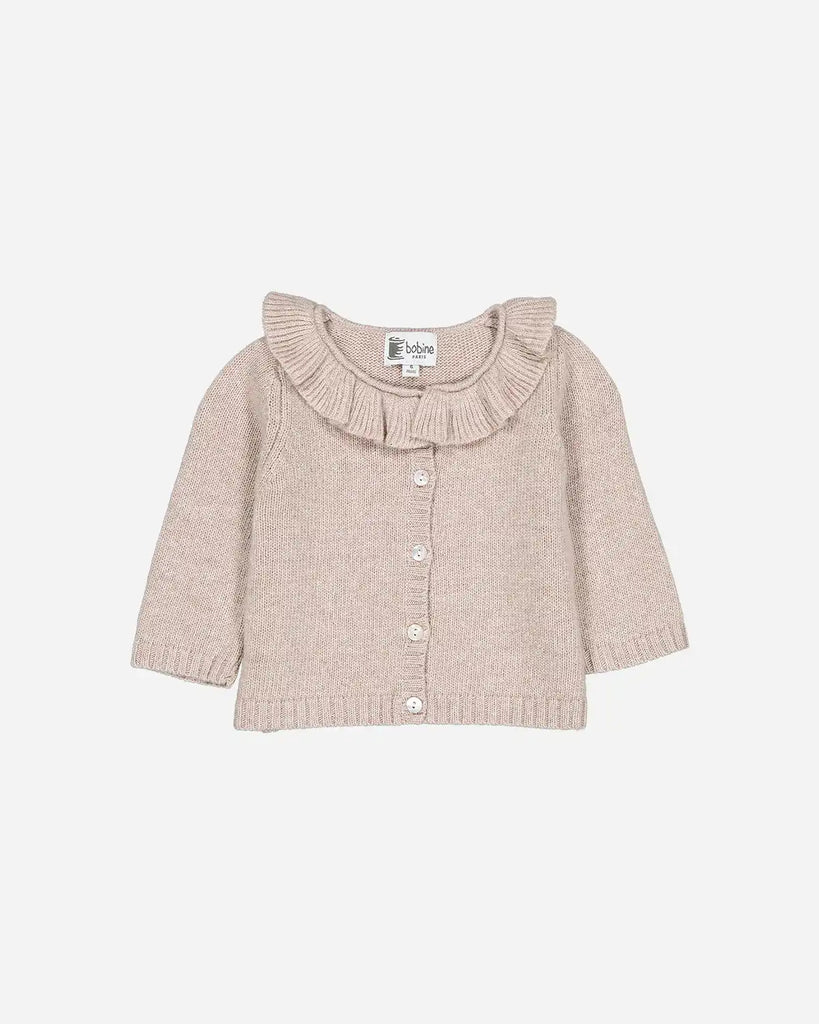 Cardigan beige clair pour bébé à col volanté en laine et cachemire de la marque Bobine Paris.