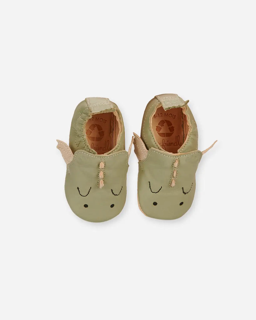 Chaussons pour bébé à design dragon verts en cuir mou de la marque Bobine Paris.