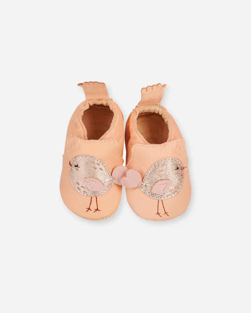 Chaussons pour bébé fille à design poule couleur abricot de la marque Bobine Paris.