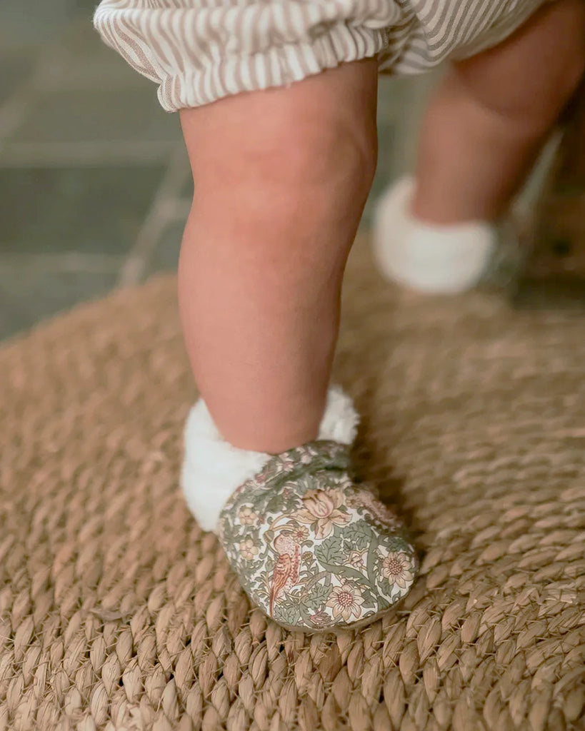 Vue des chaussons pour bébé couleur kaki à motif fleuri de la marque Bobine Paris.