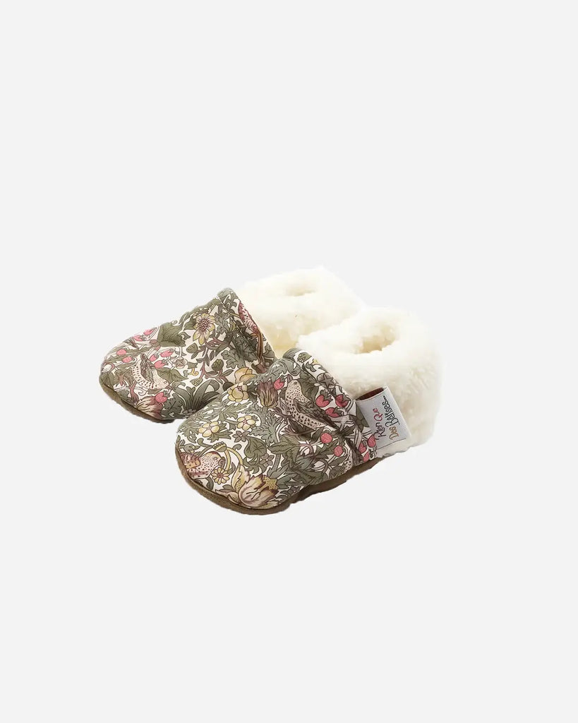 Vue de profil des chaussons pour bébé couleur kaki à motif fleuri de la marque Bobine Paris.