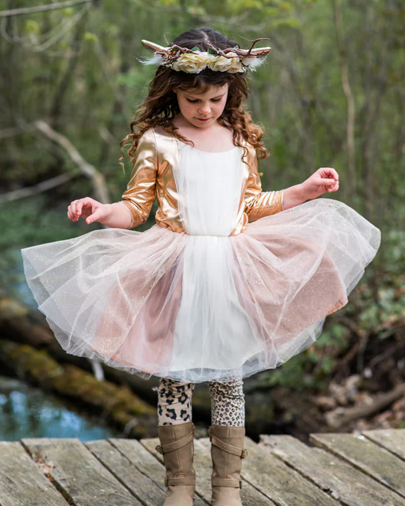 Petite fille portant un déguisement de biche, robe avec serre tête,un tutu multicolor tulle volants