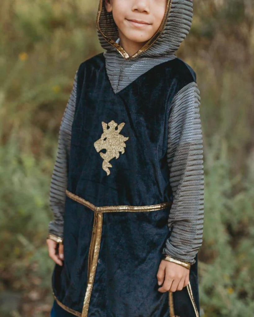 Petit garçon portant un déguisement de chevalier composé d'une tunique noire