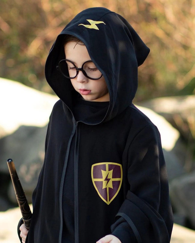 Petit garçon portant un déguisement d'Harry Potter