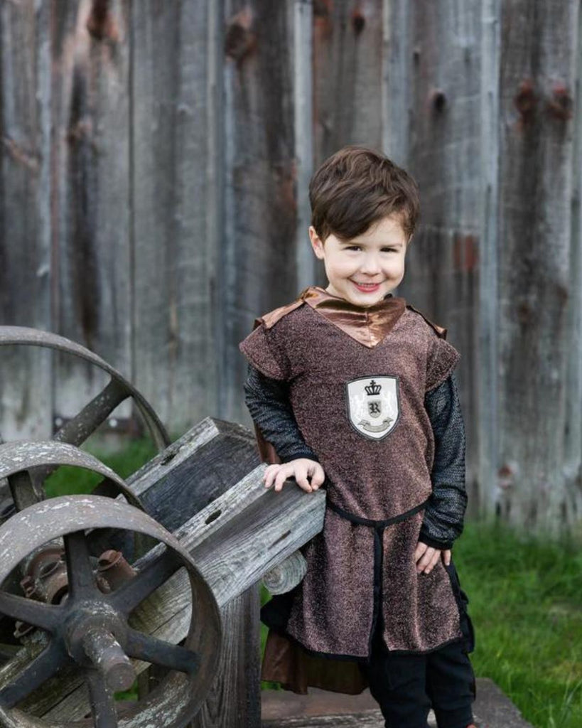 Petit garçon portant un déguisement de chevalier marron avec manches effet côte de maille