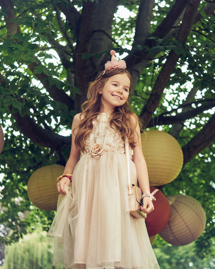 Petite fille portant une robe de princesse dorée