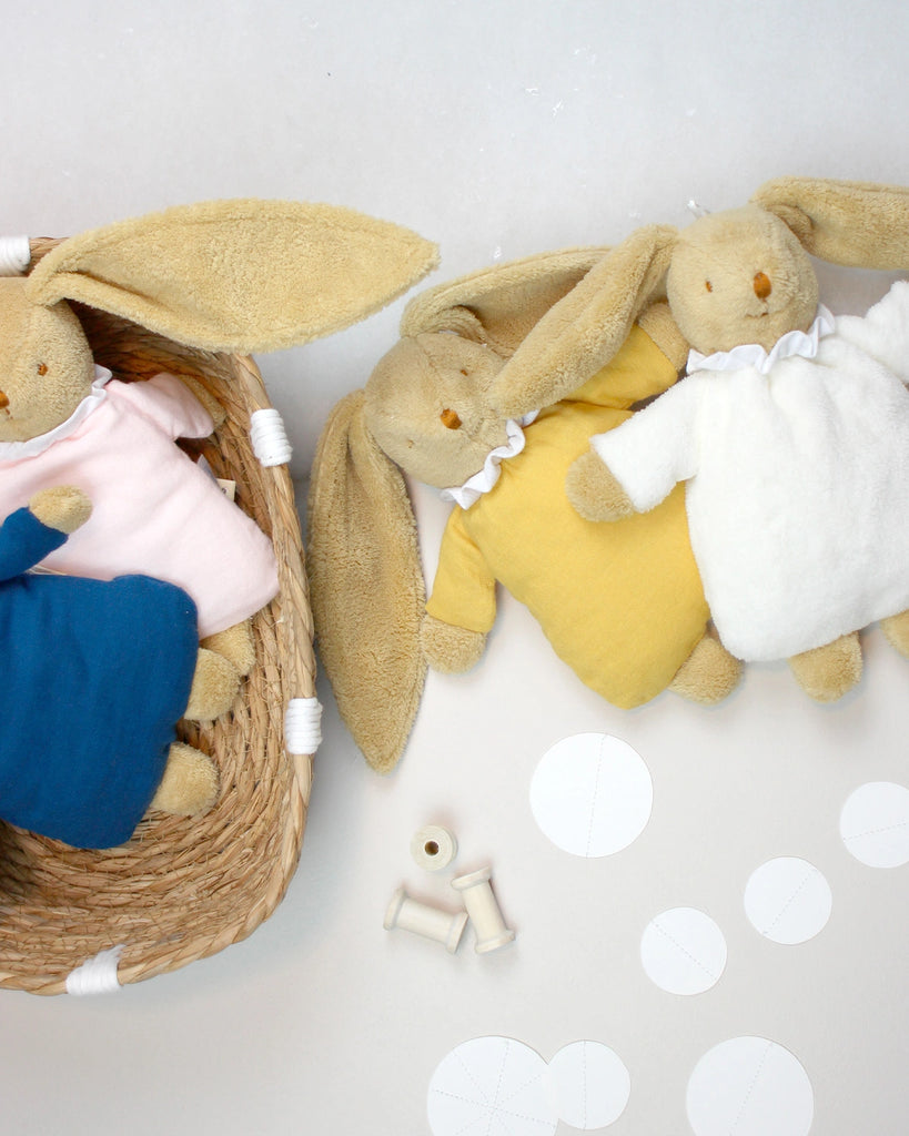 Doudou lapin jaune pour bébé de la marque Bobine Paris avec d'autres doudous similaires disponibles dans d'autres coloris.
