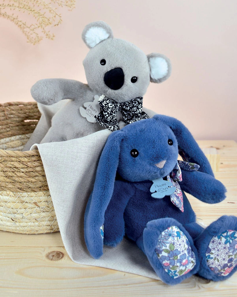 Doudou lapin bleu pour bébé de la marque Bobine Paris avec un petit doudou koala.