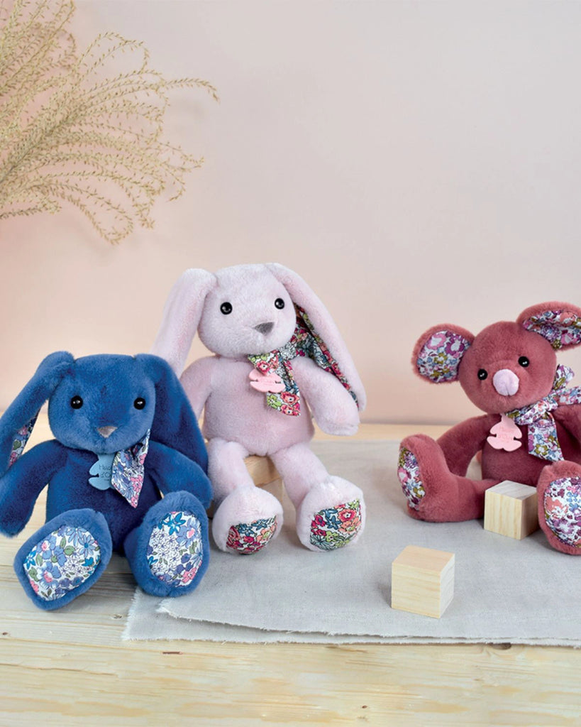 Doudou lapin rose pour bébé de la marque Bobine Paris avec d'autres doudous similaires disponibles dans d'autres coloris.