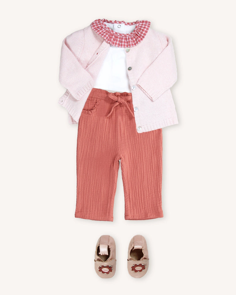 Look pour bébé composé d'un pantalon rose en gaze de coton, d'un body à col vichy et d'un cardigan rose blush de la marque Bobine Paris.