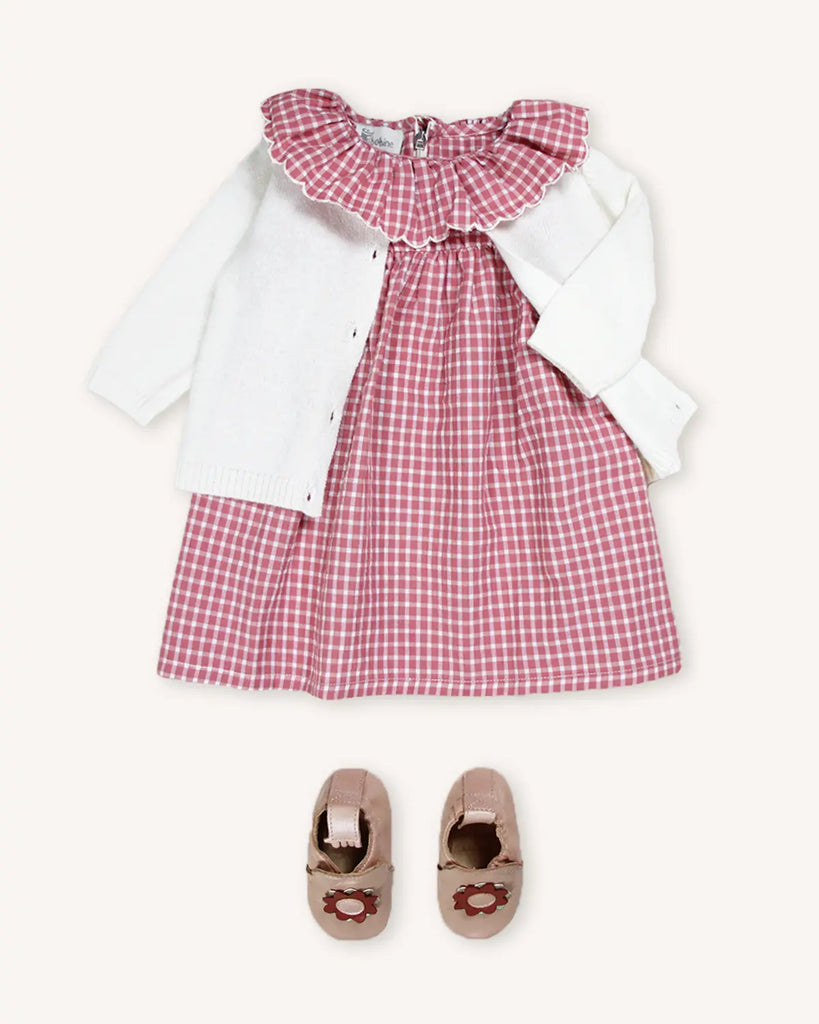 Look pour bébé fille composé d'une robe vichy couleur vieux rose et d'un cardigan écru de la marque Bobine Paris.