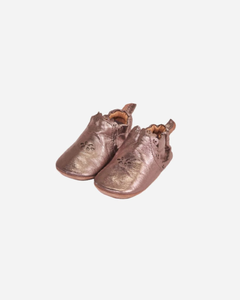 Vue de côté des chaussons pour bébé en cuir souple cuivré de la marque Bobine Paris.