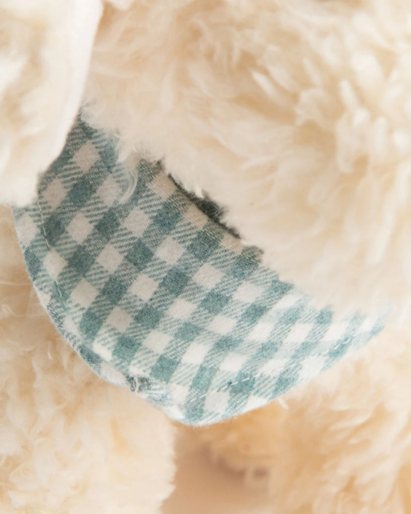 Zoom de la peluche chien pour bébé avec un petit foulard vichy de la marque Bobine Paris.