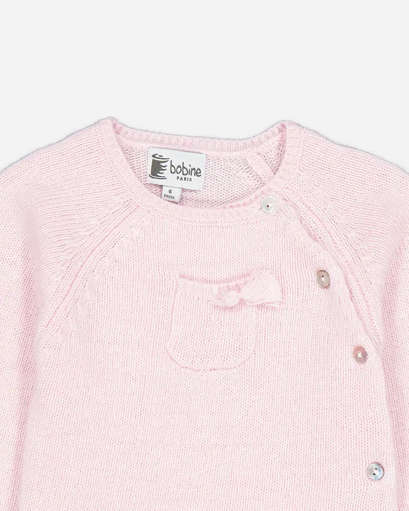 Zoom du pull bébé cache-coeur couleur rose blush de la marque Bobine Paris.