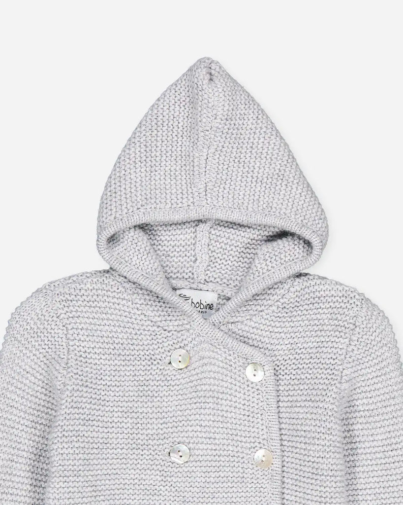 Zoom de la veste à capuche pour bébé en maille perle moucheté de la marque Bobine Paris.