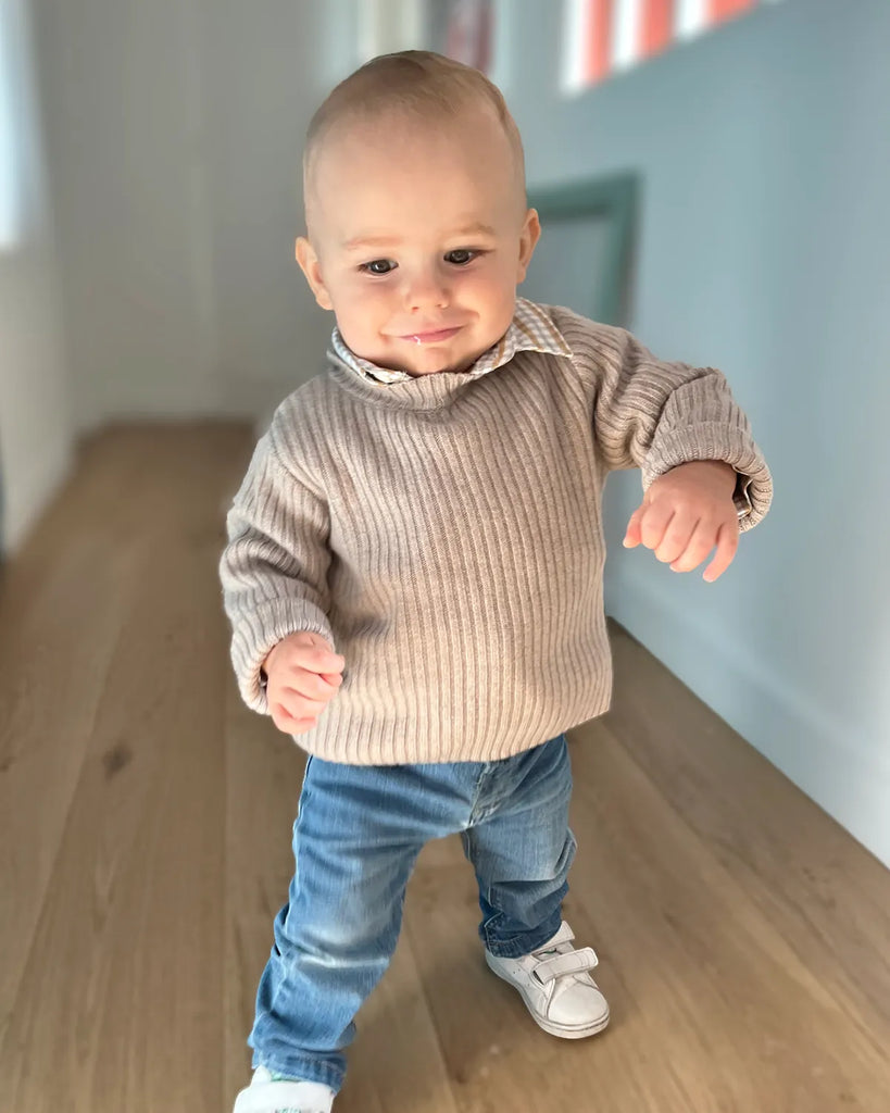 Image d'un petit garçon portant le pull pour bébé à col rond beige clair de la marque Bobine Paris.