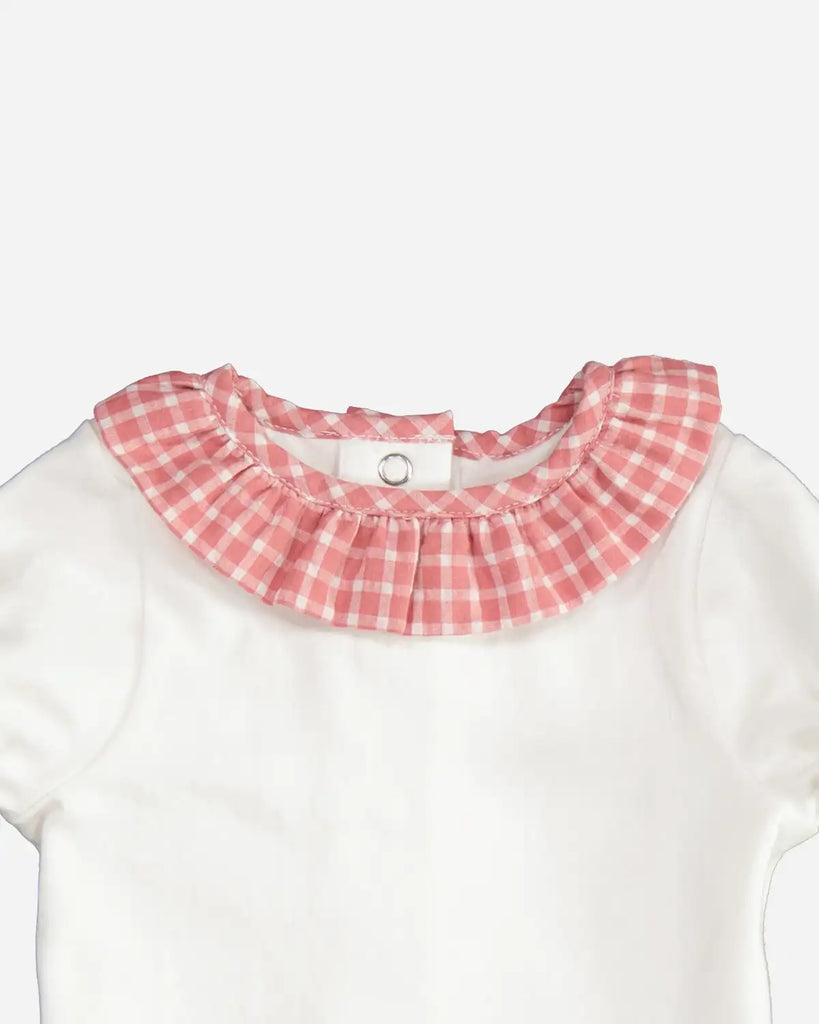 Zoom du body pour bébé fille blanc à col volanté motif vichy vieux rose de a marque Bobine Paris.