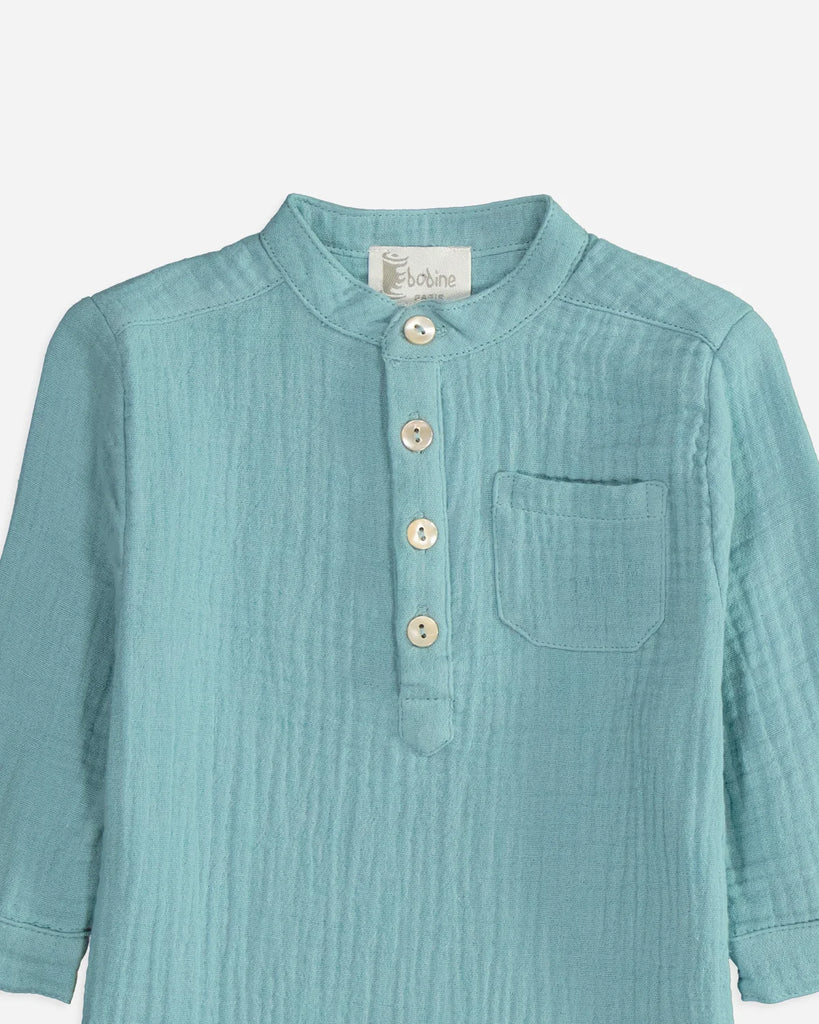 Zoom de la chemise pour bébé garçon en gaze de coton émeraude de la marque Bobine Paris.
