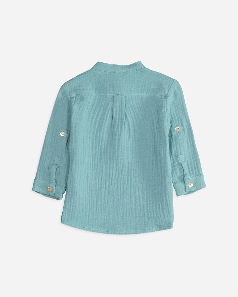 Vue de dos de la chemise pour bébé garçon en gaze de coton émeraude de la marque Bobine Paris.