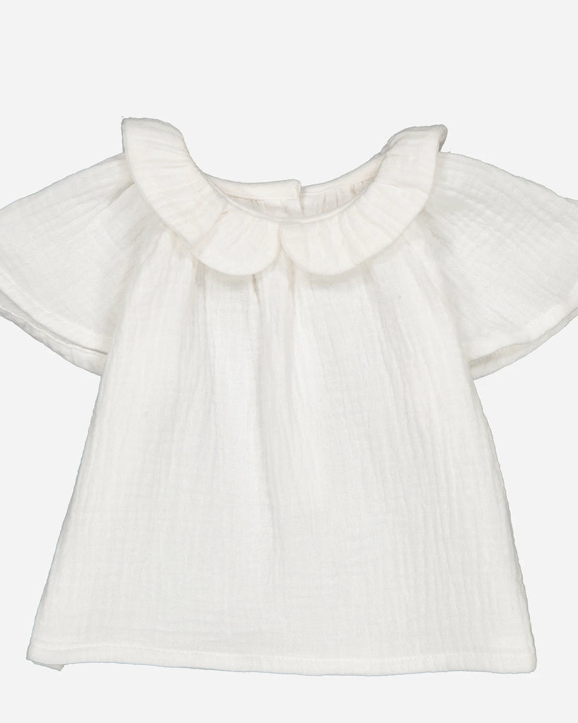 Zoom de la blouse bébé blanche en gaze de coton et à col volanté de la marque Bobine Paris.