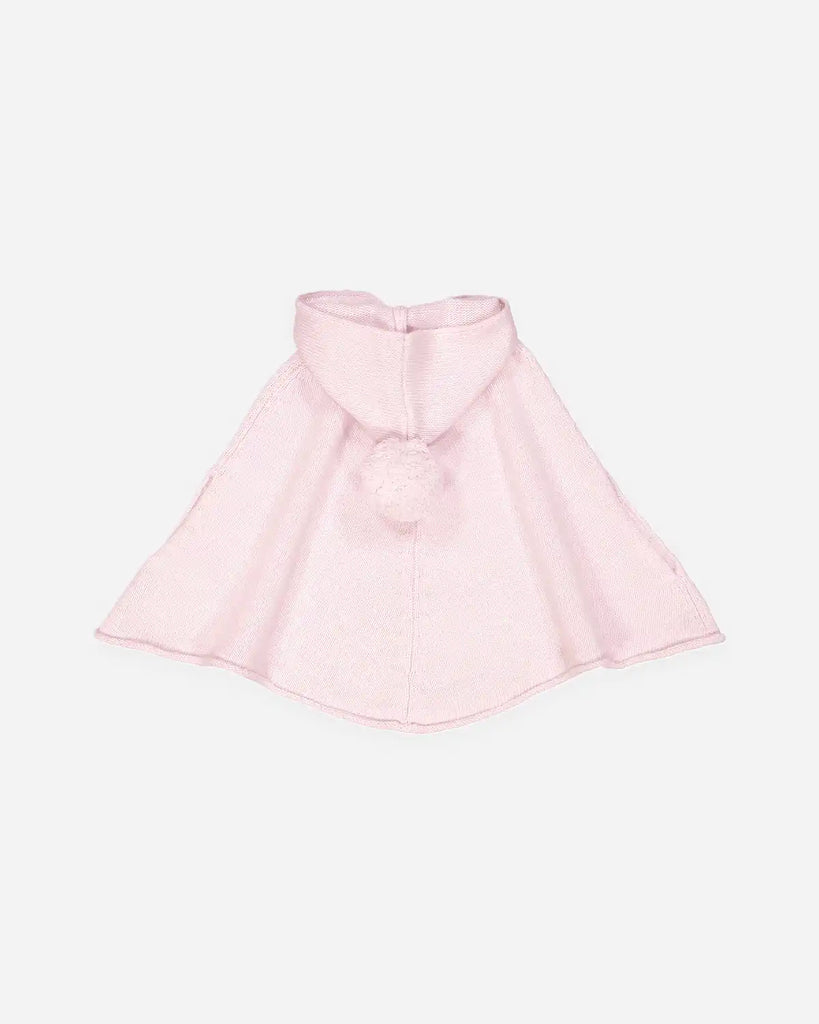 Vue de dos du poncho à capuche pour bébé en laine et cachemire rose blush de la marque Bobine Paris.