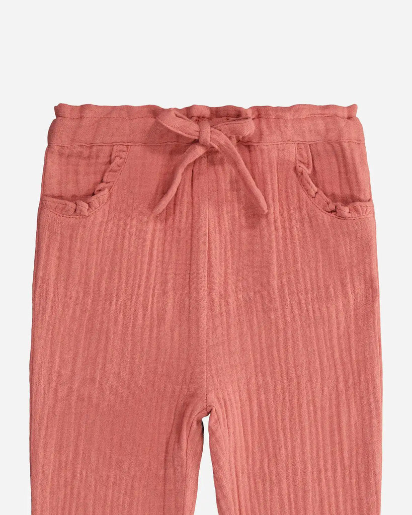 Zoom du pantalon léger en gaze de coton rose pour bébé fille de la marque bobine Paris.