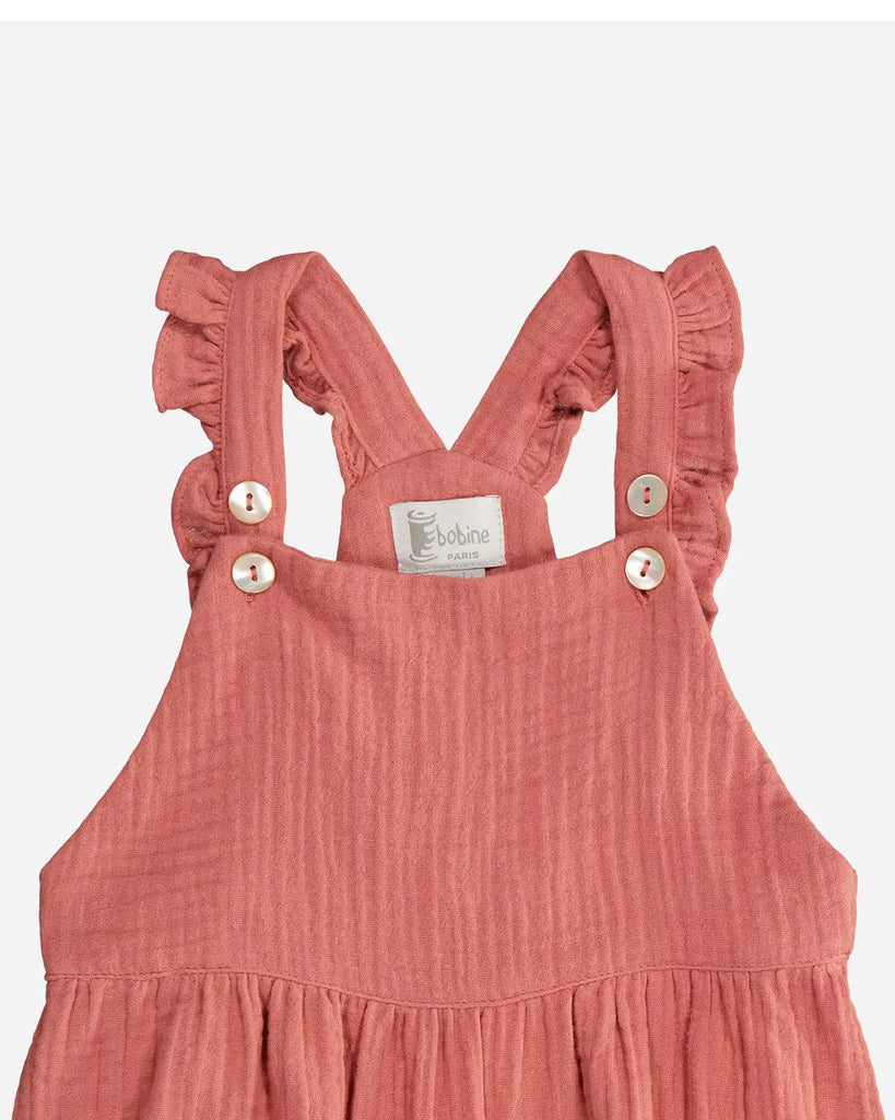 Zoom de la salopette pour bébé fille courte en gaze de coton vieux rose de la marque Bobine Paris.