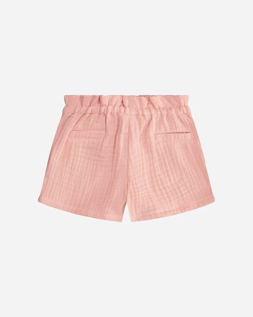 Vue de dos du short pour bébé fille rose en gaze de coton à poches de la marque Bobine Paris.