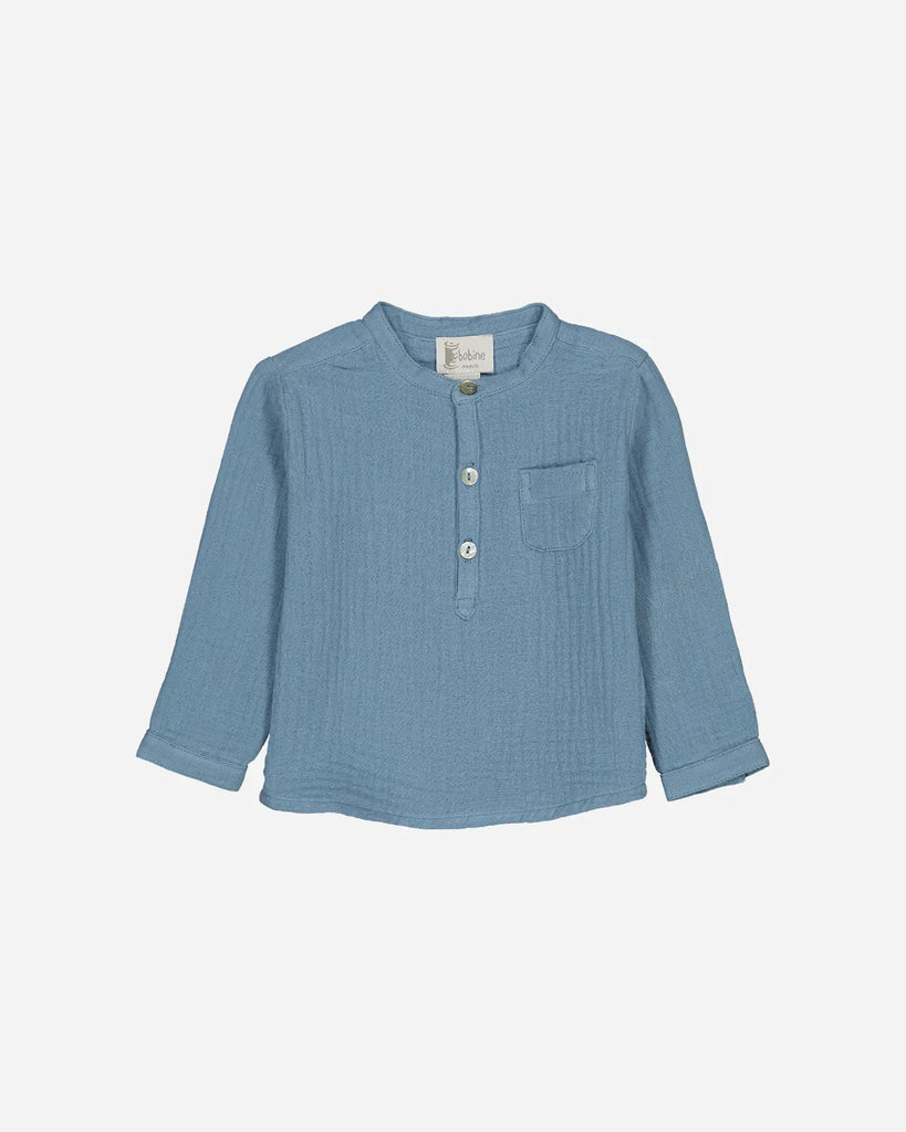 Chemise bébé à col mao en gaze de coton couleur bleu jean clair de la marque Bobine Paris.