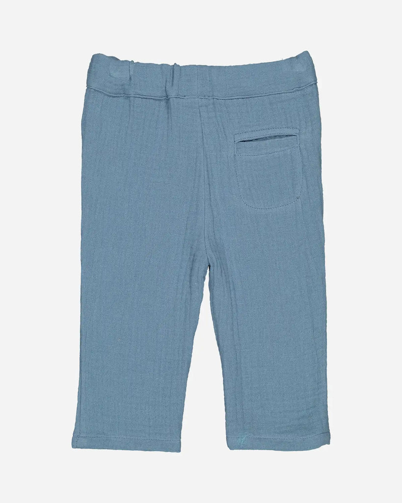 Vue de dos du pantalon en gaze de coton jean clair pour bébé de la marque Bobine Paris.