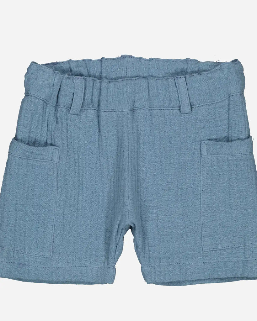 Zoom du short pour bébé garçon en gaze de coton couleur jean clair de la marque Bobine Paris.