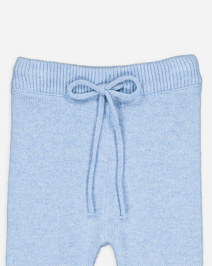 Zoom du pantalon bébé en laine et cachemire bleu ciel de la marque Bobine Paris.