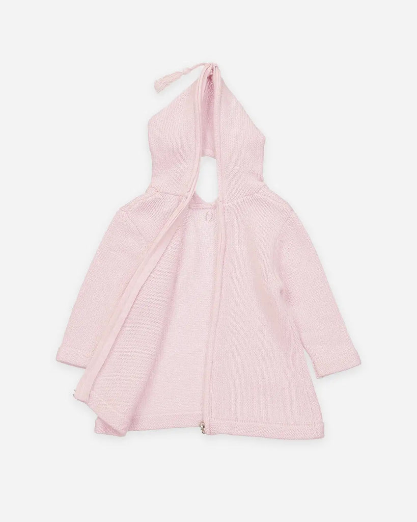 Vue de dos du burnous pour bébé en laine et cachemire rose blush de la marque Bobine Paris dézippé.