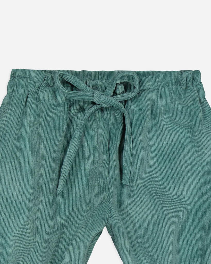 Zoom du panty pour bébé fille en velours côtelé couleur vert amande de la marque Bobine Paris.