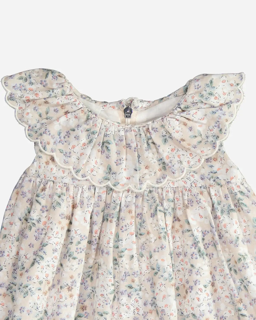Zoom de la robe pour bébé fille beige à motif fleuri et col bordé de la marque Bobine Paris.
