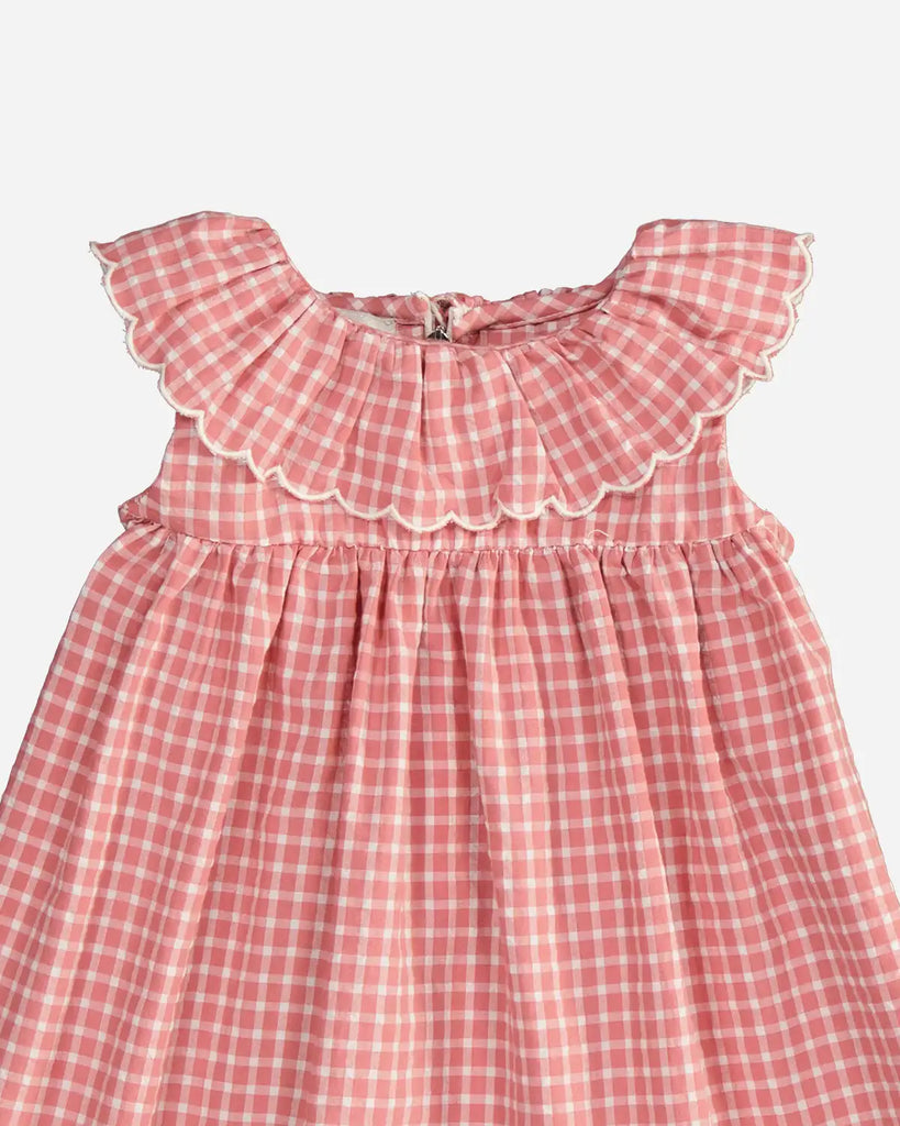 Zoom de la robe pour bébé fille à col brodé et motif vichy vieux rose de la marque Bobine Paris.
