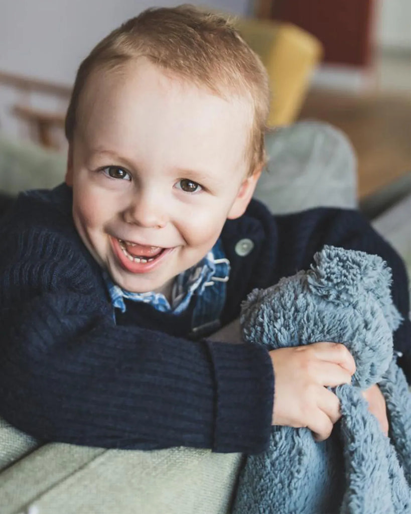 Image d'un petit garçon qui porte le pull en laine et cachemire cote bleu denim de la marque Bobine Paris.