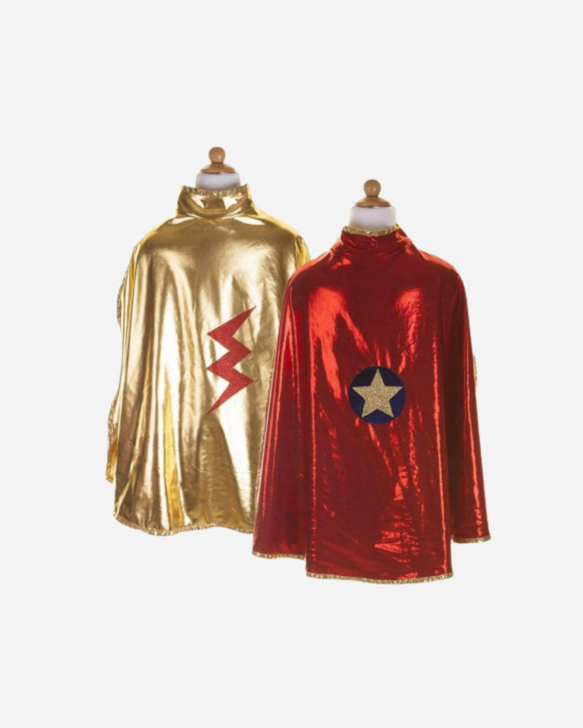  Une cape de super-héros rouge réversible à doré avec un écusson d'étoile dorée sur fond bleu et une cape de super-héros dorée réversible à rouge avec un écusson d'éclaire rouge