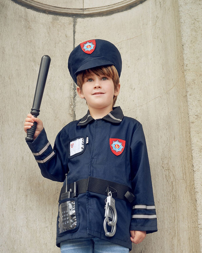 Petit garçon portant un déguisement de policier bleu avec son képi et une matraque