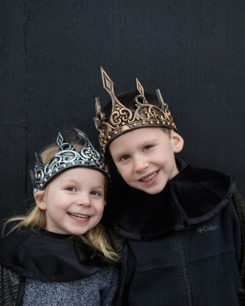 Petite fille portant une couronne argentée et petit garçon portant une couronne dorée.