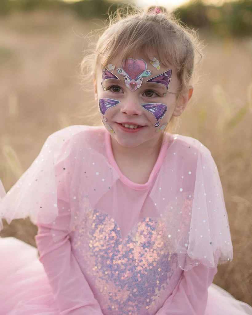 Petite fille avec stickers de visage violet, pour enfants, en forme de papillon